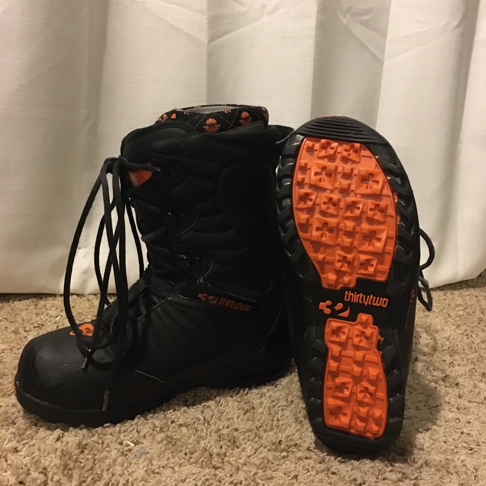 Thirty two snowboard boots